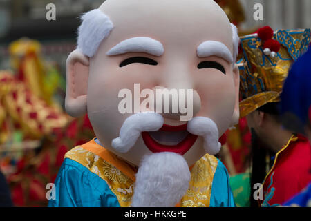 Soho, UK. 29 gen, 2017. L Anno del Gallo costumi del nuovo anno cinese parata con la più grande drago e lion processione in Europa Credito: Keith Larby/Alamy Live News Foto Stock