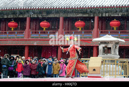 Shenyang, cinese della provincia di Liaoning. 29 gen, 2017. Ballerini eseguono in occasione di una mostra durante il Festival di Primavera di vacanza a Shenyang, capitale del nord-est della Cina di Provincia di Liaoning, 29 gennaio, 2017. Credito: Zhang Wenkui/Xinhua/Alamy Live News Foto Stock