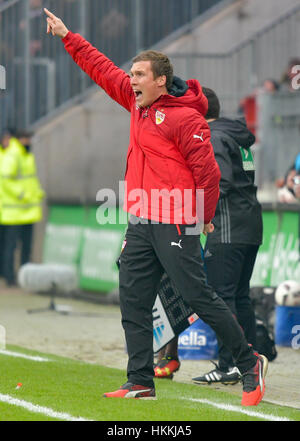 Amburgo, Germania. 29 gen, 2017. Stoccarda allenatore Hannes Wolf reagisce durante la seconda Bundesliga partita di calcio tra FC St Pauli e VfB Stoccarda al Millerntor stadium di Amburgo, Germania, 29 gennaio 2017. (EMBARGO CONDIZIONI - ATTENZIONE: grazie all'accreditamento guidlines, il DFL consente solo la pubblicazione e utilizzazione di fino a 15 immagini per corrispondenza su internet e nei contenuti multimediali in linea durante la partita.) Foto: Axel Heimken/dpa/Alamy Live News Foto Stock