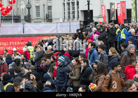 Trafalgar Square, Regno Unito. 29 gen, 2017. L Anno del Gallo, Nuovo Anno Cinese parata con la più grande drago e lion processione in Europa si svolge a Londra Credito: Keith Larby/Alamy Live News Foto Stock
