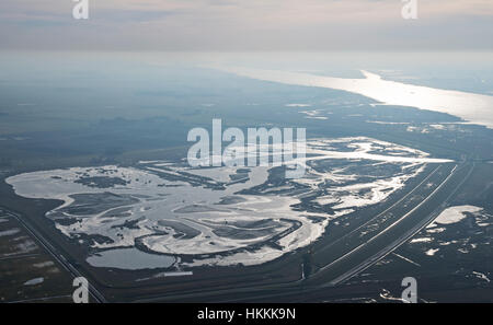 Vista dei fogli congelate di acqua e il fiume Weser in inverno il sole vicino a Bremerhaven, Germania, 27 gennaio 2017. Foto: Ingo Wagner/dpa Foto Stock