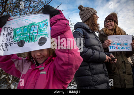 Mosca, Russia. Il 29 gennaio 2017. I dimostranti tenere cartelloni durante una manifestazione di protesta in piazza Suvorovskaya contro presunti piani per il governo di Mosca per ridurre la città del sistema filoviario, attualmente il più grande del mondo Credito: Nikolay Vinokurov/Alamy Live News Foto Stock