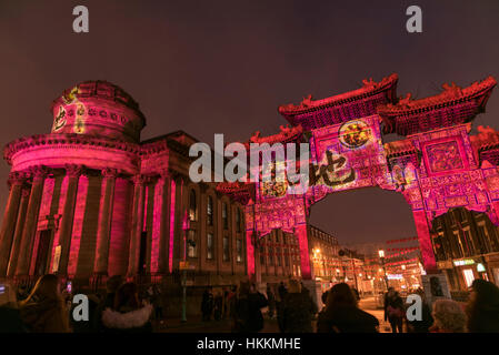 Liverpool, Regno Unito. 29 gen, 2017. I cancelli di cinesi e la Blackie Arts Center illuminato di luce spettacolari dispaly per contrassegnare il Capodanno cinese. Credito: John Davidson/ Alamy Live News Foto Stock