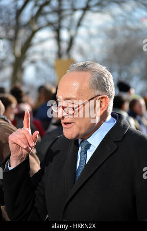 La città di New York, Stati Uniti d'America. Il 29 gennaio, 2017. Il senatore Chuck Schumer parla in un rally contro il Presidente Trump di piani in materia di immigrazione a Battery Park a Battery Park a New York City. Credito: Christopher Penler/Alamy Live News Foto Stock