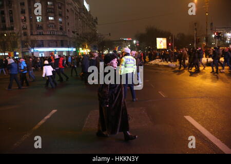 Bucarest, Romania. Il 29 gennaio, 2017. Cinquanta mila persone marzo attraverso la capitale rumena per protestare contro il governo prigioniero del piano di perdono, soprattutto per la corruzione. Credito: Gabriel Petrescu/Alamy Live News Foto Stock