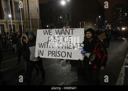 Bucarest, Romania. Il 29 gennaio, 2017. Cinquanta mila persone marzo attraverso la capitale rumena per protestare contro il governo prigioniero del piano di perdono, soprattutto per la corruzione. Credito: Gabriel Petrescu/Alamy Live News Foto Stock