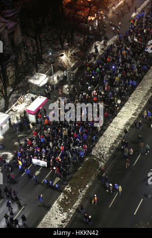 Bucarest, Romania. Il 29 gennaio, 2017. Cinquanta mila persone marzo attraverso la capitale rumena per protestare contro il governo prigioniero del piano di perdono, soprattutto per la corruzione. Credito: Gabriel Petrescu/Alamy Live News Foto Stock