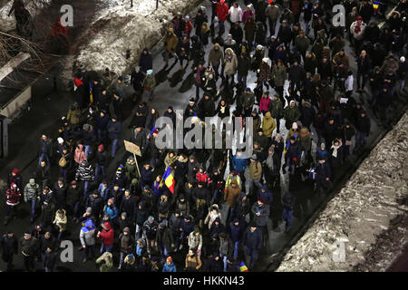 Bucarest, Romania. Il 29 gennaio, 2017. Cinquanta mila persone marzo attraverso la capitale rumena per protestare contro il governo prigioniero del piano di perdono, soprattutto per la corruzione. Credito: Gabriel Petrescu/Alamy Live News Foto Stock