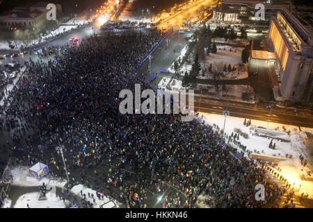 Bucarest, Romania. Il 29 gennaio, 2017. Cinquanta mila persone marzo attraverso la capitale rumena per protestare contro il governo prigioniero del piano di perdono, soprattutto per la corruzione. Credito: Gabriel Petrescu/Alamy Live News Foto Stock