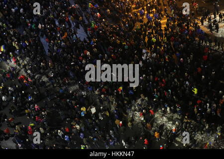 Bucarest, Romania. Il 29 gennaio, 2017. Cinquanta mila persone marzo attraverso la capitale rumena per protestare contro il governo prigioniero del piano di perdono, soprattutto per la corruzione. Credito: Gabriel Petrescu/Alamy Live News Foto Stock