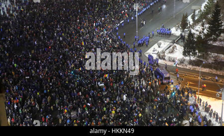 Bucarest, Romania. Il 29 gennaio, 2017. Cinquanta mila persone marzo attraverso la capitale rumena per protestare contro il governo prigioniero del piano di perdono, soprattutto per la corruzione. Credito: Gabriel Petrescu/Alamy Live News Foto Stock