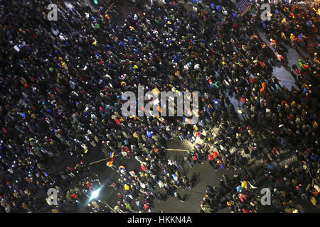 Bucarest, Romania. Il 29 gennaio, 2017. Cinquanta mila persone marzo attraverso la capitale rumena per protestare contro il governo prigioniero del piano di perdono, soprattutto per la corruzione. Credito: Gabriel Petrescu/Alamy Live News Foto Stock