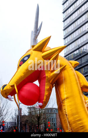 Manchester, Regno Unito. Il 29 gennaio, 2017. Drago gonfiabile sul display durante il Capodanno cinese nel centro della città di Manchester, Inghilterra. Credito: David Ridley/Alamy Live News Foto Stock