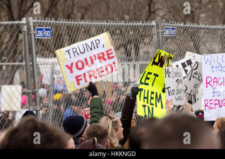 Washington, Stati Uniti d'America. 29 gen, 2017. Protester detiene il cartello che recita "Trump, sei Licenziato!' nel corso di una protesta contrapposta Donald Trump's le politiche di immigrazione e di divieto di rifugiati, a Washington D.C. Credito: Angela Drake/Alamy Live News Foto Stock