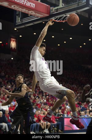 Tucson, Stati Uniti d'America. 29 gen, 2017. L'Arizona Center possibilità Comanche (21) schiacciate la sfera contro Washington Domenica, 29 gennaio, 2017, a McKale Memorial Centre in Tucson, Arizona. Arizona ha vinto 77-66 contro Washington. Credito: Jeff Brown/ZUMA filo/Alamy Live News Foto Stock