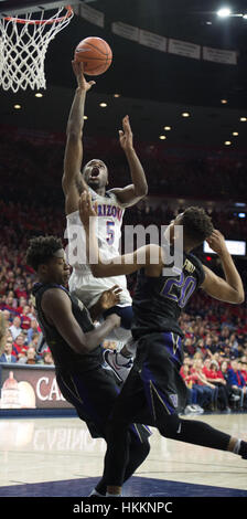 Tucson, Stati Uniti d'America. 29 gen, 2017. Arizona la guardia Kadeem Allen (5) Spara la palla mentre viene sporcata contro Washington Domenica, 29 gennaio, 2017, a McKale Memorial Centre in Tucson, Arizona. Arizona ha vinto 77-66 contro Washington. Credito: Jeff Brown/ZUMA filo/Alamy Live News Foto Stock