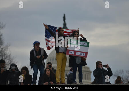 Washington, Stati Uniti d'America. 29 gen, 2017. Migliaia di persone hanno protestato Trump's ordine esecutivo in materia di immigrazione e di rifugiati alla Casa Bianca. Più tardi la folla immensa hanno marciato al Congresso. Credito: Miguel Juarez Lugo/ZUMA filo/Alamy Live News Foto Stock