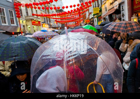 Londra, Regno Unito. 29 gen, 2017. Una grande folla coraggioso il freddo e la pioggia per unirsi al Capodanno cinese a Chinatown, Soho, Londra. Foto Stock