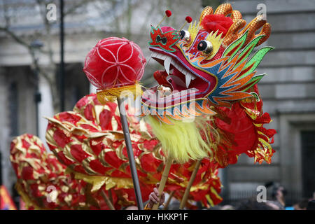 Londra, Regno Unito. 29 gen, 2017. Gli artisti interpreti o esecutori prendere parte nel nuovo anno lunare cinese parade di Londra, Regno Unito. Credito: Tim Irlanda/Xinhua/Alamy Live News Foto Stock