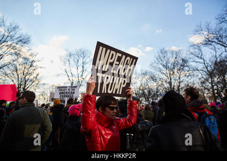 La città di New York, Stati Uniti d'America. 29 gen, 2017. Manifestanti assemblare a Battery Park in Manhattan inferiore per parlare fuori contro il presidente Donald Trump's ordine esecutivo su vietato viaggiare da selezionare i paesi musulmani. Credito: Erica Schroeder / Alamy Live News Foto Stock