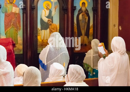 Pellegrini celebrando Meskel Festival presso la Santa Trinità, Addis Abeba, Etiopia Foto Stock