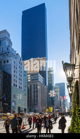Trump Tower, la Fifth Avenue, New York City. Visualizza in basso Fifth Avenue verso Trump Tower, Midtown Manhattan, a New York City, NY, STATI UNITI D'AMERICA Foto Stock