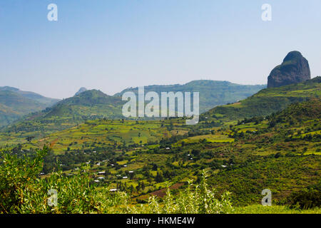 Pilastro di pietra e i terreni agricoli in montagna, Bahir Dar, Etiopia Foto Stock