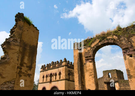 Fasil composto e vasca da bagno in Fasil Ghebbi (fondata dall'Imperatore Fasilides), il sito Patrimonio Mondiale dell'UNESCO, Gondar, Etiopia Foto Stock