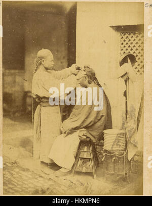 Barbiere sulla strada di rasatura cliente maschio. Hankou, provincia di Hubei, Cina, 1874 WDL1944 Foto Stock