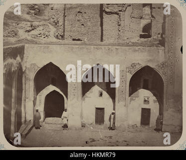 Una fotografia della Madrasa di Ulugh Beg a Samarcanda, che mostra la galleria a un piano che circonda il cortile interno. L'edificio, un capolavoro architettonico islamico storico, fu costruito nel XV secolo da Ulugh Beg, un influente sovrano e astronomo. Foto Stock