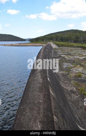 Curva a muro della diga di pietra arenaria Foto Stock