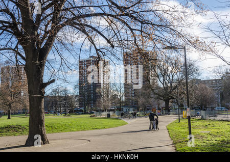 Guardando attraverso Shepherd's Bush Green a blocchi a torre al di là. Foto Stock