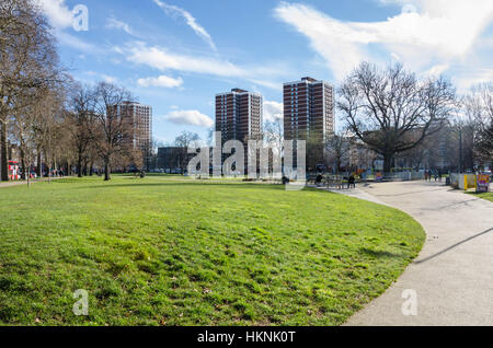 Guardando attraverso Shepherd's Bush Green a blocchi a torre al di là. Foto Stock