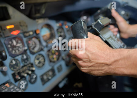 Pilota nel cockpit Foto Stock