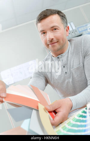 Uomo con i grafici di vernice Foto Stock