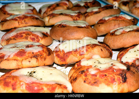 Piccola pizza con salsa di pomodoro e formaggio Foto Stock
