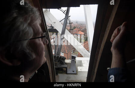 Holgate Windmill conservazione fondando la Società fiduciaria ed addestrato miller Stephen Potts guarda fuori dal mulino a vento, che è la più antica lavorazione uno nello Yorkshire. Foto Stock