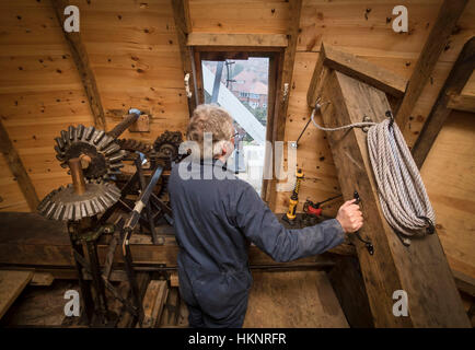 Holgate Windmill conservazione fondando la Società fiduciaria ed addestrato miller Stephen Potts all'interno del mulino a vento, che è la più antica lavorazione uno nello Yorkshire. Foto Stock