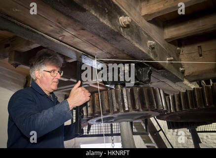 Holgate Windmill conservazione fondando la Società fiduciaria ed addestrato miller Stephen Potts all'interno del mulino a vento, che è la più antica lavorazione uno nello Yorkshire. Foto Stock