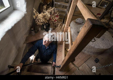 Holgate Windmill conservazione fondando la Società fiduciaria ed addestrato miller Stephen Potts sale una scala nel mulino a vento, che è la più antica lavorazione uno nello Yorkshire. Foto Stock