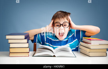 A sette anni di età bambino la lettura di un libro Foto Stock