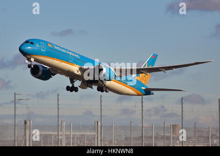 Vietnam Airlines Boeing 787-9 VN-A861 Dreamliner uscire dall'Aeroporto Heathrow di Londra, Regno Unito Foto Stock