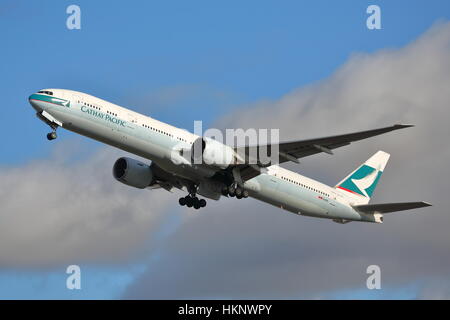 Cathay Pacific Boeing 777-300(ER) B-KPT uscire dall'Aeroporto Heathrow di Londra, Regno Unito Foto Stock