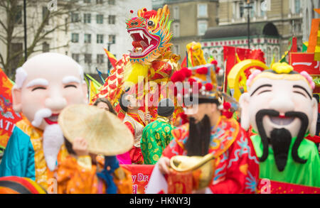 Gli artisti interpreti o esecutori aspettano l'inizio del nuovo anno cinese parade di Londra, parte dei cinesi delle celebrazioni per il Nuovo Anno per contrassegnare l'inizio dell'anno del gallo. Foto Stock