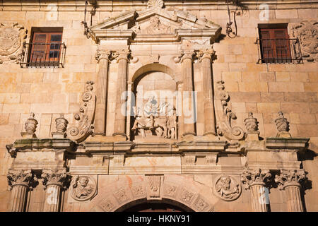 SALAMANCA, Spagna, aprile - 17, 2016: Il Rinascimento - barocco (plateresque) portale della chiesa Iglesia de San Marin (1586). Foto Stock