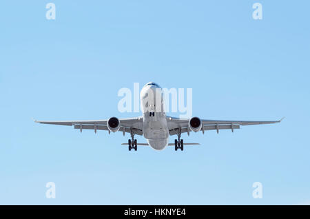 Aeroplano Airbus A330 della compagnia aerea Iberia. Blue sky. Vista frontale Foto Stock