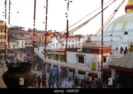 Crepuscolo presso il famoso tempio di Boudhanath nel centro di Kathmandu in inverno Foto Stock