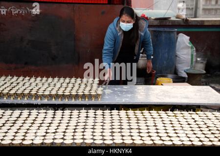 Crepuscolo presso il famoso tempio di Boudhanath nel centro di Kathmandu in inverno Foto Stock