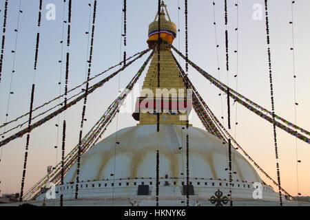 Crepuscolo presso il famoso tempio di Boudhanath nel centro di Kathmandu in inverno Foto Stock