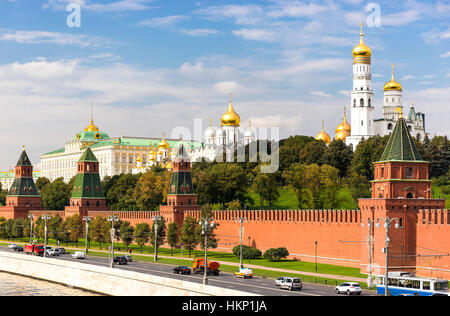 Il traffico sul terrapieno Kremlyovskaya a Mosca, Russia Foto Stock